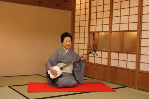 Joueuse de luth shimasen dans le quartier de Furumachi à Niigata, Japon
