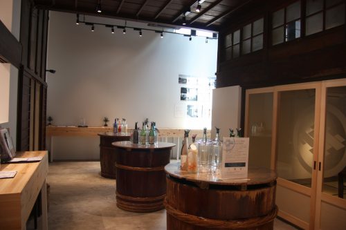 Espace dégustation de la brasserie de saké Imayo Tsukasa à Niigata dans la Préfecture de Niigata, Japon