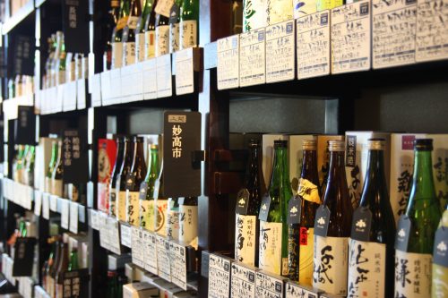 Bouteilles de saké à la vente au Ponshukan à Niigata dans la Préfecture de Niigata, Japon
