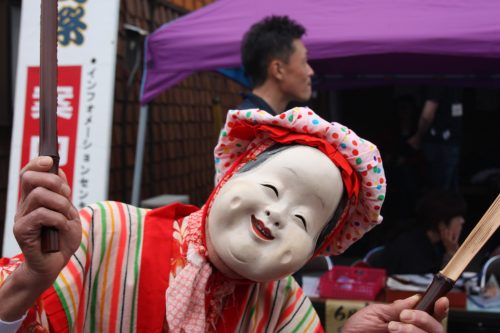 Danseur masqué au festival d'Hamochi sur l'île de Sado, dans la Préfecture de Niigata, Japon