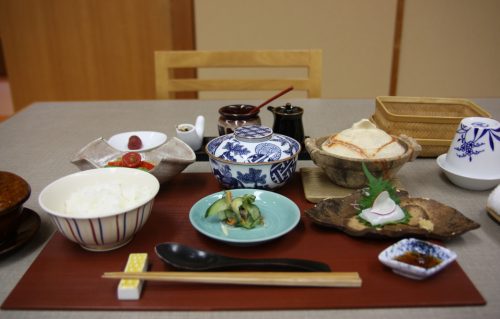 Petit-déjeuner au ryokan Yumeya à Iwamuro, près de Niigata au Japon