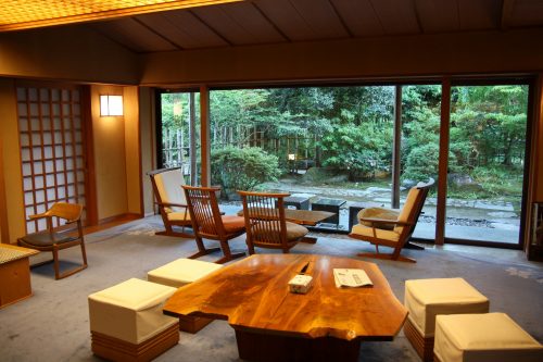 Espace salon du ryokan Yumeya à Iwamuro, près de Niigata au Japon