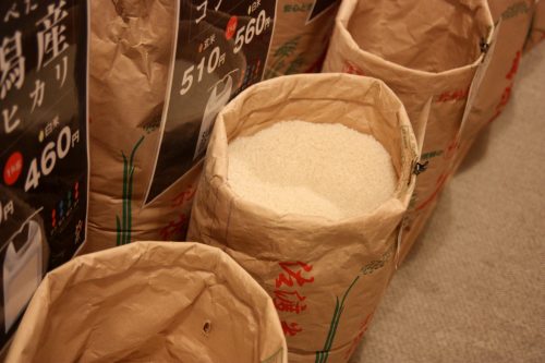 Sacs de riz de la région au Pier Bandai à Niigata, au Japon
