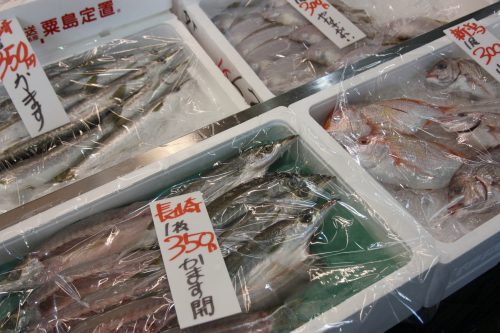 Dans les marché aux poissons de Pier Bandai à Niigata, au Japon