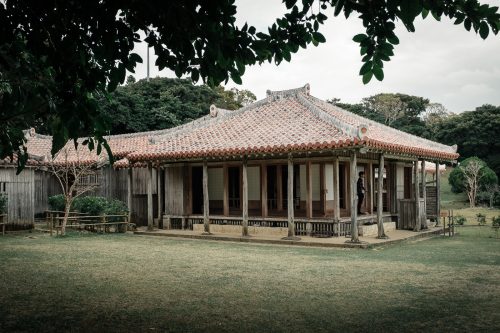 Ancienne résidence royale dans le jardin Shikinaen à Naha dans la Préfecture d'Okinawa, Japon