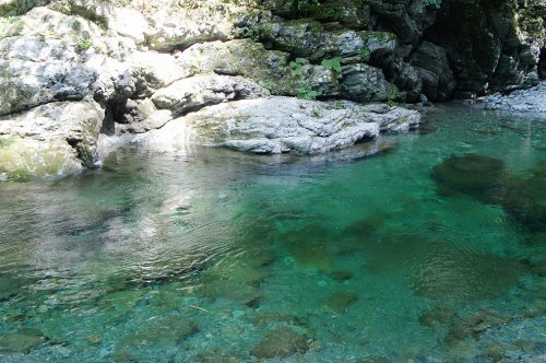 L'eau turquoise de la rivière Niyodogawa dans la préfecture de Kochi, Japon