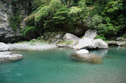La vallée de Nakatsu où coule la rivière Niyodogawa dans la préfecture de Kochi, Japon