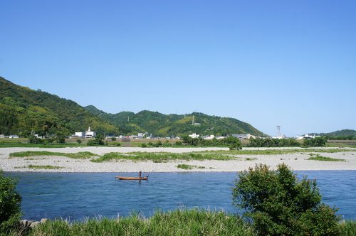 La rivière Niyodogawa à Ino dans la préfecture de Kochi, Japon