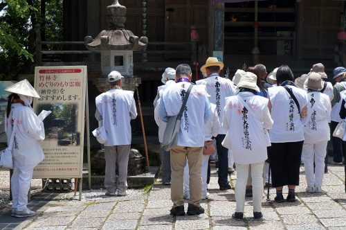 Pèlerins au temple de Chikurin-ji dans la ville de Kochi, sur l'île de Shikoku, Japon