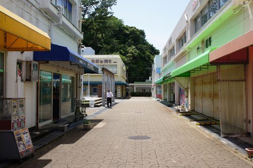 Rue menant à la plage de Katsurahama dans la ville de Kochi, sur l'île de Shikoku, Japon