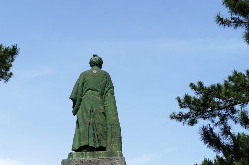 Statue de samouraï sur la plage de Katsurahama à Kochi, sur l'île de Shikoku, Japon