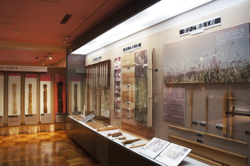 Techniques de fabrication et outils exposés au Musée du Papier Tosa Washi dans la Préfecture de Kochi, Japon