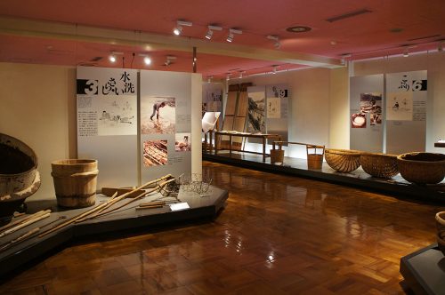 Techniques de fabrication et outils exposés au Musée du Papier Tosa Washi dans la Préfecture de Kochi, Japon