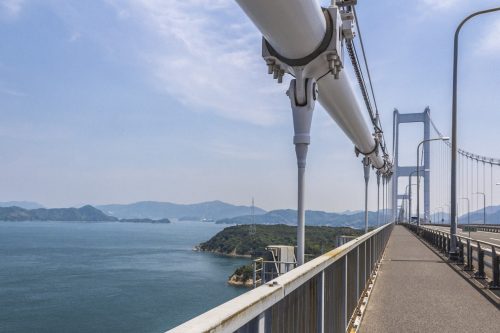 Vue depuis l'un des ponts de la Shimanami Kaido, dans la région de Setouchi au Japon