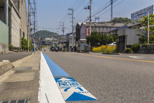 Marquage au sol de la Shimanami Kaido, dans la région de Setouchi au Japon