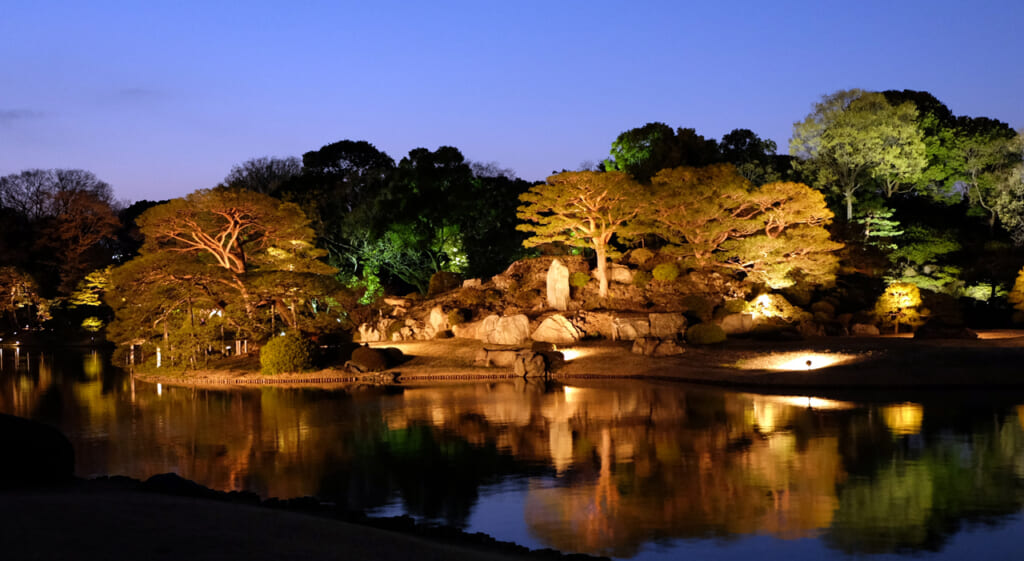 Le jardin Rikugi-en de nuit