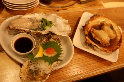 Huître et coquilles Saint Jacques à Trégion, au Bar Yokocho Akasaka, Tokyo, Japon