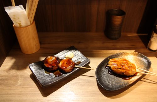Yakitori de poulet à l'un des restaurants du Bar Yokocho Akasaka, Tokyo, Japon