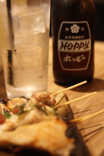 Yakitori de poulet et Hoppy au Bar Yokocho Akasaka, Tokyo, Japon