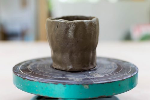 Tasse en argile à l'atelier de poterie Hokujigama à Koshimizu, Hokkaido, Japon