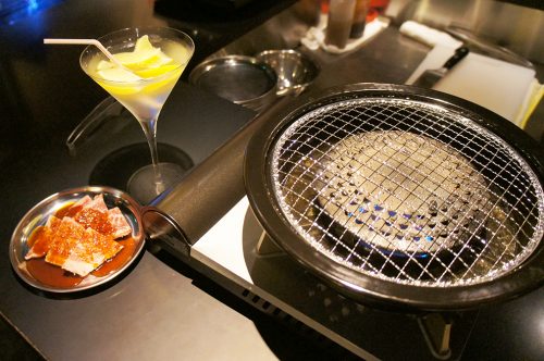 Viande à faire griller et lemon sour au Karasuma Bar Yokocho, Kyoto, Japon