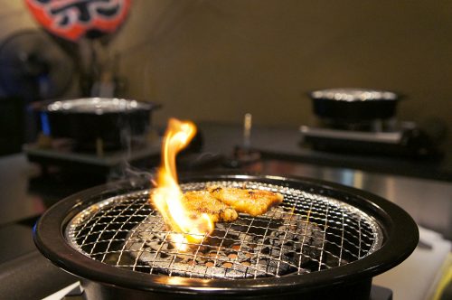 Restaurant de viande à griller au Karasuma Bar Yokocho, Kyoto, Japon