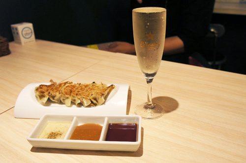 Gyozas grillés et vin pétillant au Karasuma Bar Yokocho, Kyoto, Japon