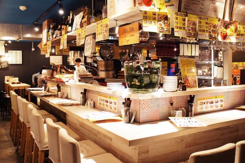 Comptoir de cuisine italienne au Karasuma Bar Yokocho, Kyoto, Japon
