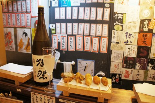 Brochettes kushikatsu et saké au Karasuma Bar Yokocho, Kyoto, Japon