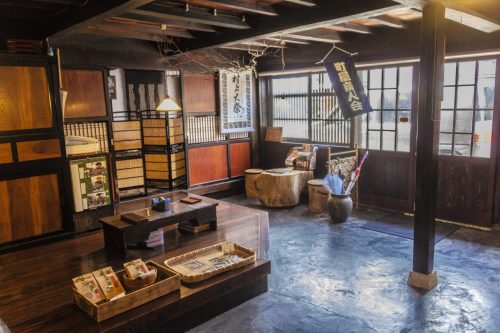 À l'intérieur de l'atelier d'impression sur toile de la ville de Murakami près de Niigata, Japon