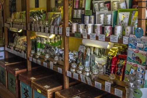 Sachets de thé dans la boutique d'un kissaten de la ville de Murakami près de Niigata, Japon
