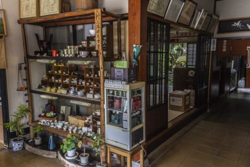 Partie boutique d'un salon de thé traditionnel de la la ville de Murakami près de Niigata, Japon