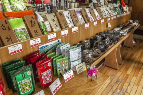 Sachets de thé et théières en vente dans la ville de Murakami près de Niigata, Japon