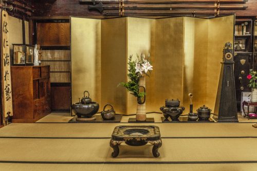 Décoration dans un salon de thé traditionnel de la ville de Murakami près de Niigata, Japon
