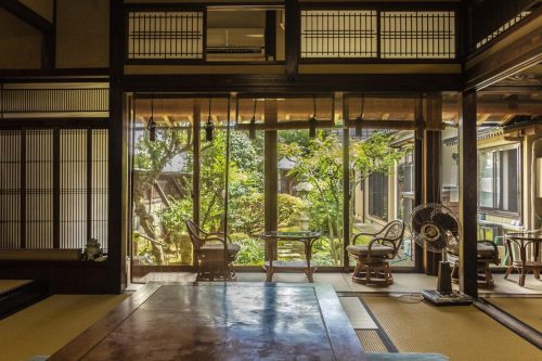 Salon de thé traditionnel et jardin japonais dans la ville de Murakami près de Niigata, Japon