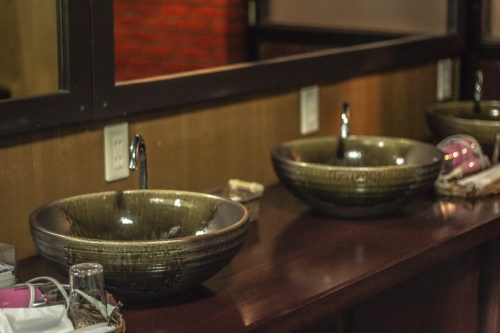 Salle de bain de l'auberge Goushikan près de Murakami dans la préfecture de Niigata, Japon