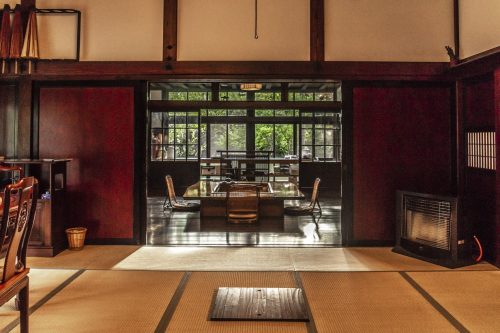 La seconde salle à manger de l'auberge Goushikan près de Murakami dans la préfecture de Niigata, Japon