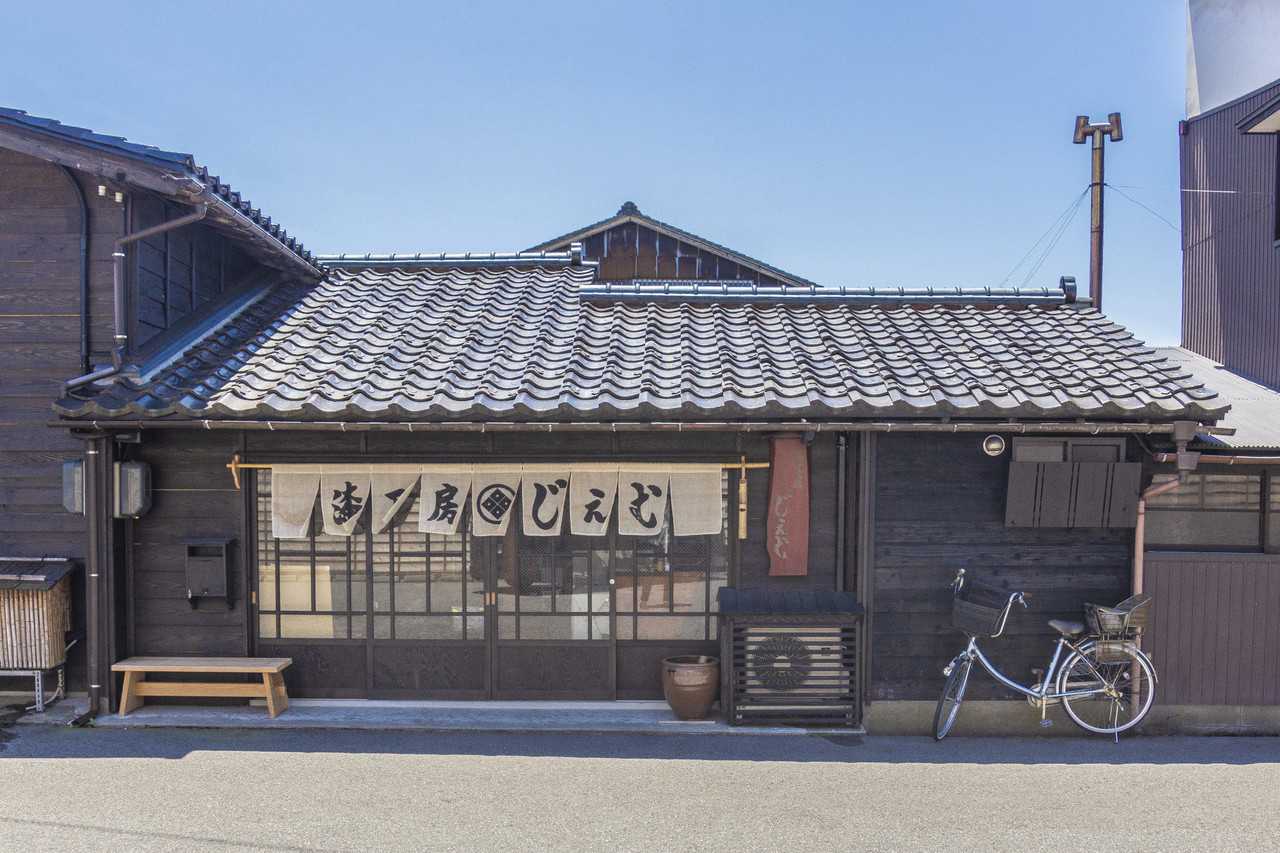 Atelier de sculpture et laque sur bois dans la ville de Murakami près de Niigata, Japon