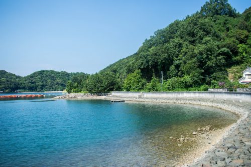 L'eau turquoise de la mer sur l'île d'Ohnyujima, préfecture d'Oita, Japon