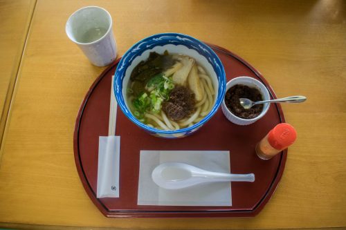 Bol de udon aux ingrédients locaux sur l'île d'Ohnyujima, préfecture d'Oita, Japon