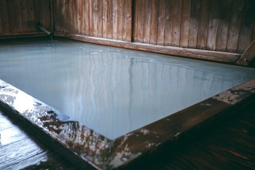 Bain chaud dans un ryokan de Doroyu Onsen près de Yuzawa, préfecture d'Akita, Japon