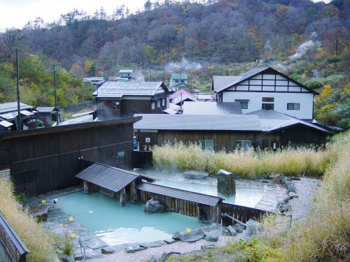 La ville thermale de Doroyu Onsen près de Yuzawa, préfecture d'Akita, Japon