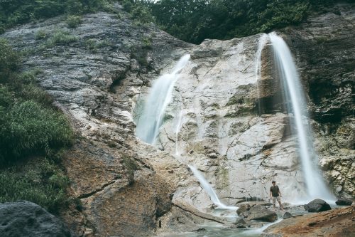 La cascade Kawarage Oyutaki près de Yuzawa, préfecture d'Akita, Japon