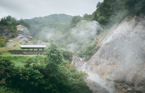 La cascade Kawarage Oyutaki près de Yuzawa, préfecture d'Akita, Japon