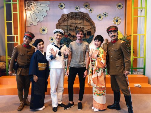 Photo souvenir avec les acteurs du théâtre Botchan de la ville de Toon, préfecture d'Ehime, Japon