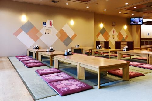 Salle à manger du ryokan Riraku de la ville de Toon, préfecture d'Ehime, Japon