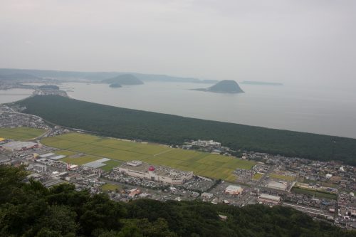 Vue sur la forêt de pins Niji no Matsubara depuis le Mt Kagami à Karatsu, préfecture de Saga, Kyushu, Japon