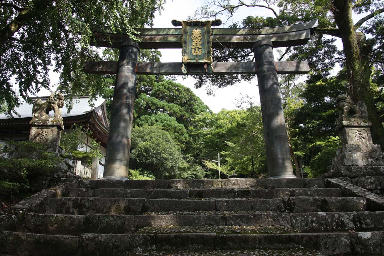 Torii de cuivre au pied du Mt Hiko, préfecture de Fukuoka, Kyushu, Japon