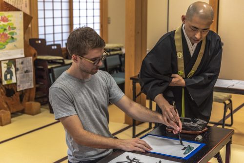 Moment zen lors d'un cours de calligraphie au temple Kofoku-ji, préfecture de Gifu, Japon