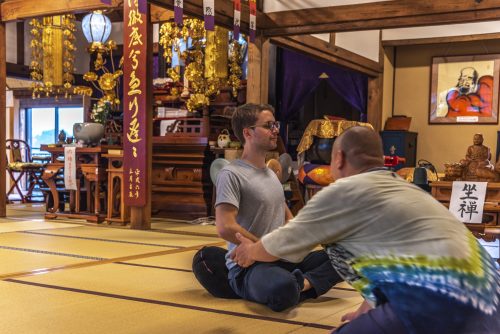 Introduction à la méditation ou zazen au temple Zensho-ji, préfecture de Gifu, Japon
